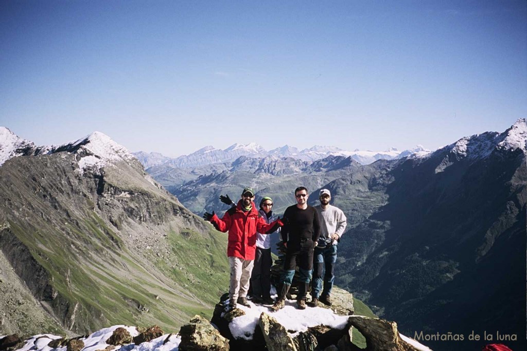 De izquierda a derecha: Jesús, Infi, Joaquín y Trino en el Col du Pigne, 3.141 mts.